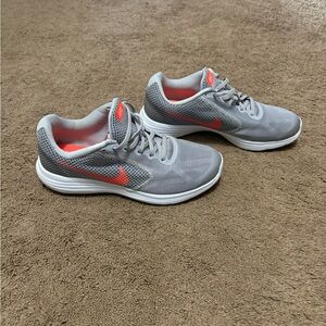 Women’s Nike shoes size 8.5